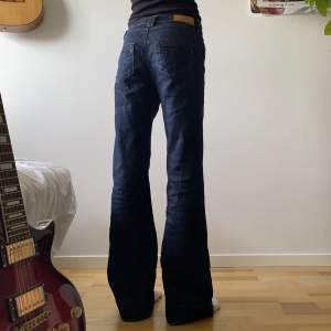 Säljer mina gamla favorit bootcut jeans från only! Jättesköna och med så snygga fickor där bak. Midja: 39 cm. Skriv om du har fler frågor!