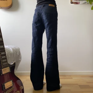 Bootcut jeans - Säljer mina gamla favorit bootcut jeans från only! Jättesköna och med så snygga fickor där bak. Midja: 39 cm. Skriv om du har fler frågor!