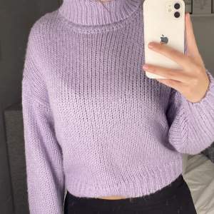 Fin stickad lila tröja från H&M med hög krage, oanvänt skick💜 strl xs men den är stor i storleken!