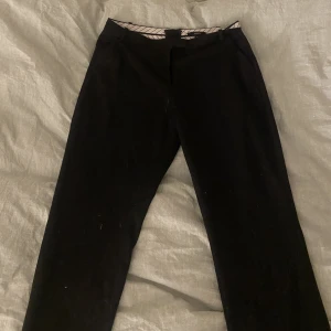 Kostymbyxor  - Säljer dessa snygga lågmidjade kostymbyxor från lindex, man kan antingen ha dom helt stängda eller vika ner dom så man får den vita kanten på insidan, byxorna är raka i modellen och är lite för korta på mig som är 173 lång. Byxorna är små i storleken.