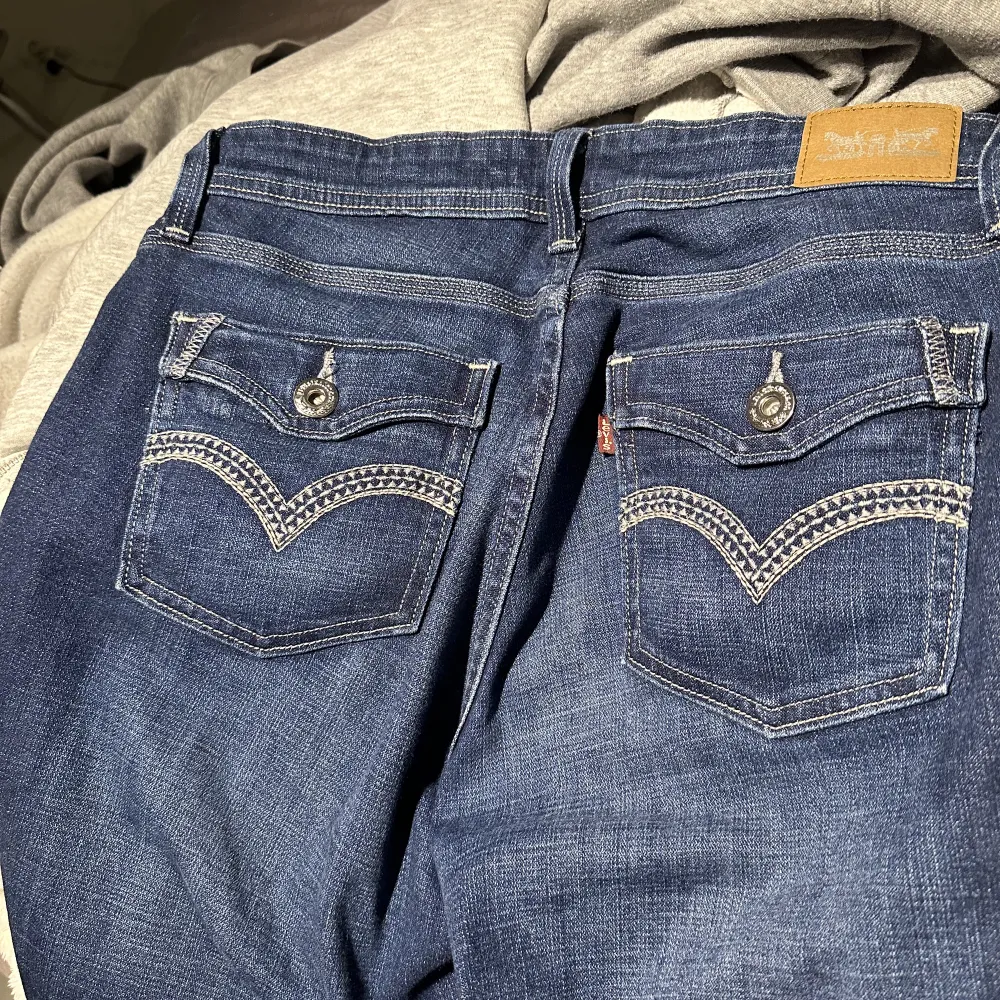 Säljer mina fina Lowwaist Levis vintage jeans då dom är lite stora i midjan på mig💕Sitter rätt bra i längden (jag e 160cm) så passar någon runt den längden!🌸Köpta för 1200kr!🫶. Jeans & Byxor.