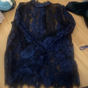 Långärmad spets tröja - Jättefin vet ej märket. Spets