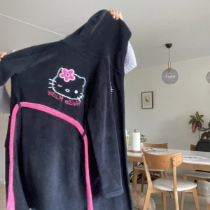 Hello Kitty pjamas morgonrock  - En mysig morgonrock med hello Kitty tryck 