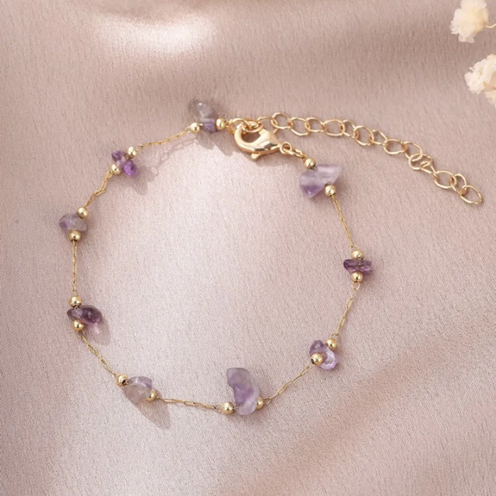 Armband i guldfärg med små kristaller i lila 💜💜. Accessoarer.