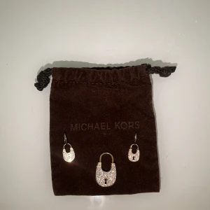 Michael kors berlock och örhängen - MK örhängen och berlock säljes Köpt från NK