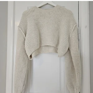 Stickad - Stickad tröja från chiquelle som inte säljs längre!💕 i mycket bra - nyskick! Använts ca 3 gånger. Köpt för omkring 500kr 💕 Stl one size men sitter som en S