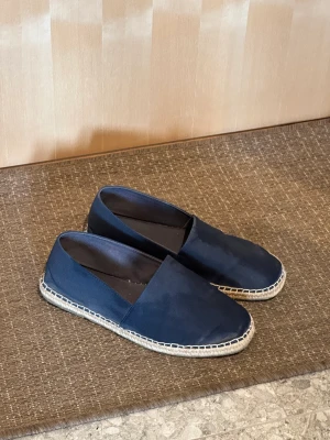 Espadrillos gråa & blåa - Stor flyttstädning Alla plagg i storlek S-M och passar ca 1.70-185cm samt 70-83kg  Finns i Uppsala