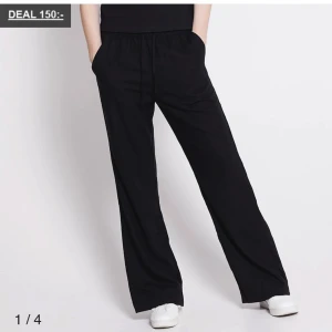 Linnebyxor  - Säljer svarta linne byxor, använt verkligen bara 1 gång!💞 Mycket bra skick! Tog även en vit bild för att kunna se bättre men säljer svarta