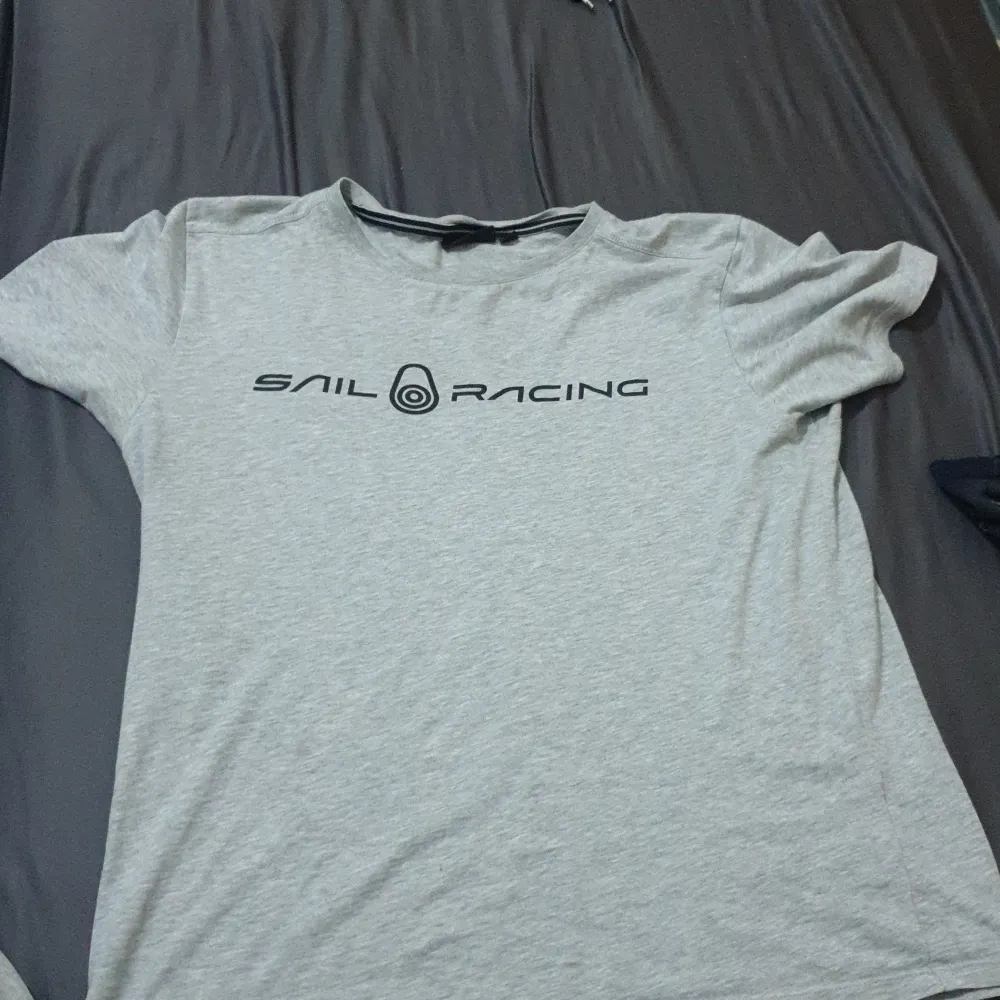 Säljer min sail racing t shirt som  kom för stor kan diskutera pris. T-shirts.