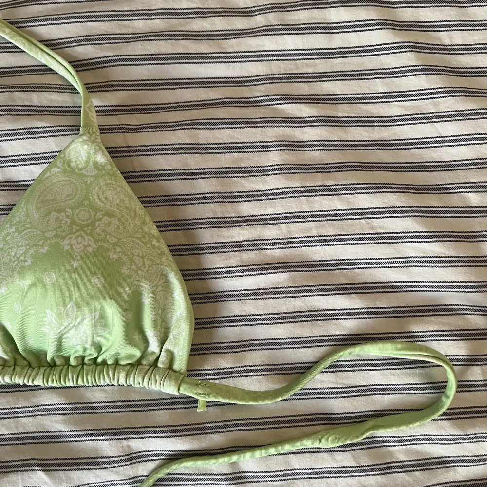 Mintgrön paisley mönstrad bikinitopp från Pull&bear, aldrig använt tidigare🤍. Övrigt.