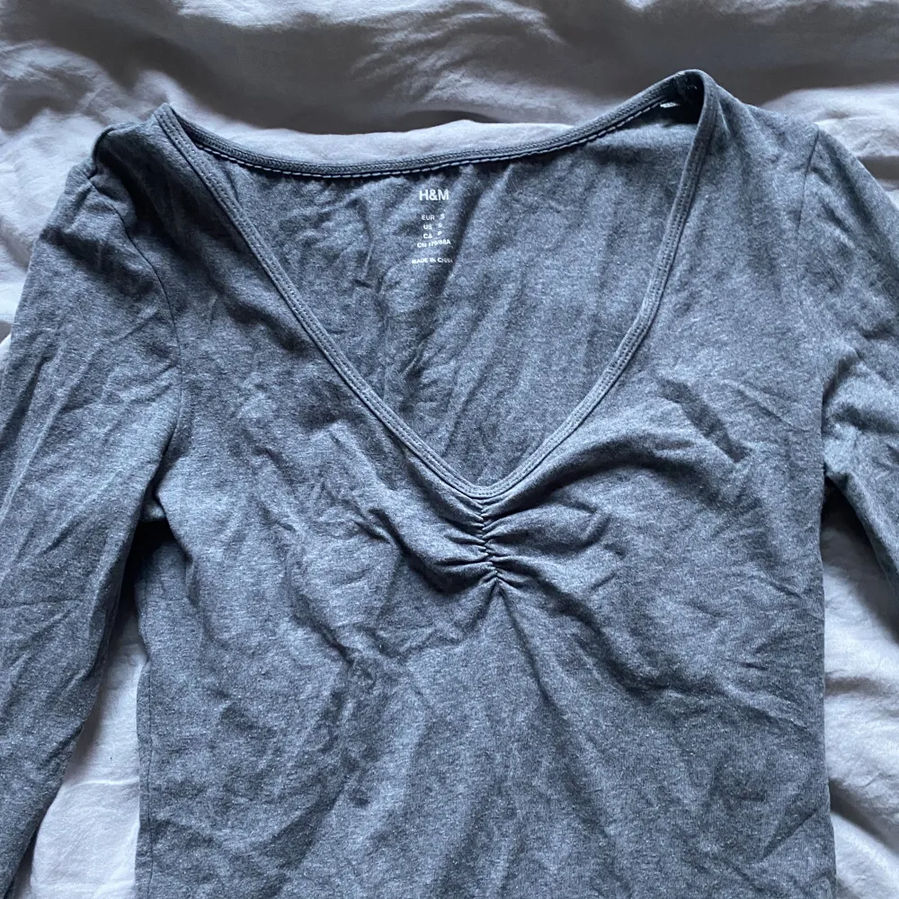 En snygg grå tröja, knappt använd! Väldigt bra skick🩶. Toppar.