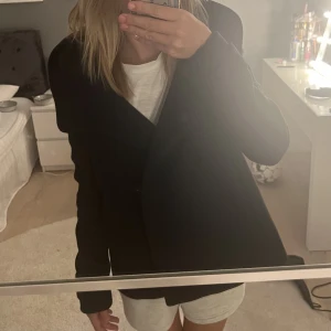 Kappa - Jättesnygg kappa ifrån zara! Använt skick kom privat för fler bilder/frågor🙌🏻pris kan diskuteras, använd gärna köp nu💗