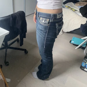 Lågmidjade true religion jeans - Mörkblå lågmidjade jeans från true religion. Jättefint skick, knappt använda.👌🏼👌🏼säljer billigare vid snabb affär!  Du betalar frakt eller mötas upp i antingen Stockholm eller Älvsjö.