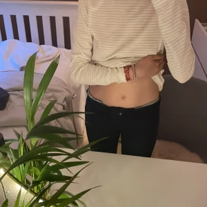 LEVIS JEANS - Säljer dessa fina Levis jeans då jag inte använder dem, de har slits nere och har även vikt ner kanten på byxorna i midjan så de ska vara Low waist, mörk mör blåa! Säljer för 75kr + frakt ( pris kan diskuteras) strlk 28, ( jag har XS och S i byx storlekar