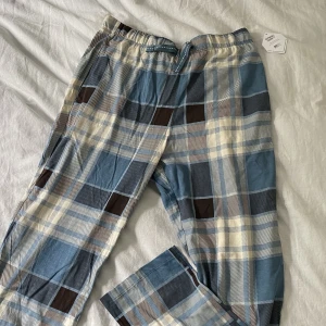 Helt nya pyjamasbyxor - Fick dessa jätte goa pyjamas byxor i julklapp som tyvärr inte passa mig därför är de helt oanvända och har prislapp kvar. Jätte skönt tyg och fin färg!💕