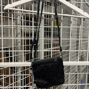 Väska  - Svart liten väska, aldrig använd. Säljs för 60kr 