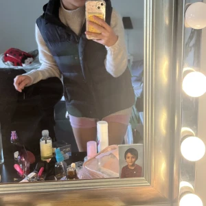 Väst - En jätte snygg kanske varm väst från everest ❤️ ser ut som ny har en inne ficka🌸 fickorna är jätte varma🥰 finns flera bilder