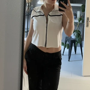 Topp - Topp som jag köpt på second hand! Står inget märke eller storlek men passar storlek S💕