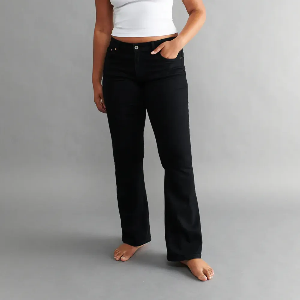 Svarta jeans ifrån Gina tricot. Säljer dem för dem Kommer inte till användning nå mer. Storlek 36, bra skick.💕💕. Jeans & Byxor.