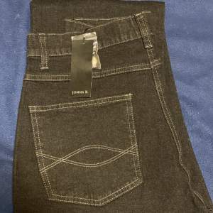 Helt nya Jonna B jeans i straight modell o med prislappen kvar! Färgen är gråsvart o finns i storleken 38. 