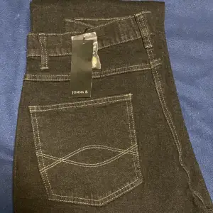Helt nya Jonna B jeans i straight modell o med prislappen kvar! Färgen är gråsvart o finns i storleken 38. 
