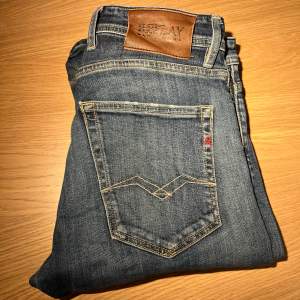 Tja, säljer nu ett par schyssta Replay jeans i fint skick. Storlek: W31, L34. Har fler bilder om ni vill ha. hör av dig vid minsta fråga elr fundering/ StockholmSellout!