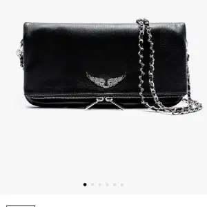 Säljer min zadif väska då den inte kommer till användning lägre. Använd Max 1-3 gånger. De är en zadif clutch bag. Nypris 4100kr. Kan gp ner i pris för snabb affär 