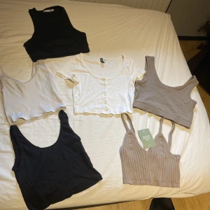 BLANDADE CROP TOPS - 6 ST crop tops både linnen och tshirt. Blandade storlekar mellan xs-m men alla passar mig som är M. Olika skick vissa är nya och vissa är använda x antal gånger. Inga säljs separat utan alla för 200. Pris är diskuterbart och skriv vid frågor🫶