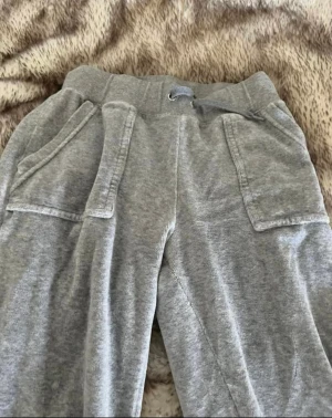 Juicy byxor  - Juicy byxor i xs haft i cirka 5 månader men är som i ny skick väldigt få gånger använda, 