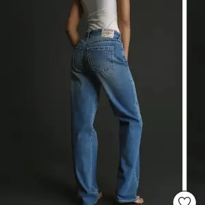 (Lånade bilder) Söker dessa jeans från true religion som har funnits på Nelly, söker storlek 29 eller 30🫶🏼