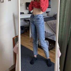 Mom jeans -  Super snygga jeans som knappt är använda och dom har inga slitningar ❤️