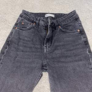 Ett par mid waist jeans från gina tricot! I storlek 32, säljer pga har växt ur dem. Köptes för 600kr. Som nya!