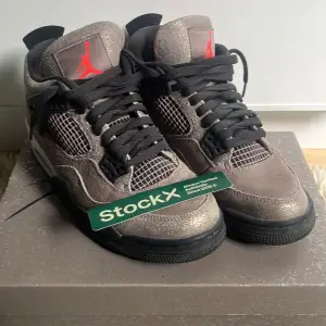 Säljer nu mina knappt använda Jordan 4 teupe haze från StockX. Jag fick dom i present och har använt de 1 gång men säljer de flr att de inte passar min stil. 