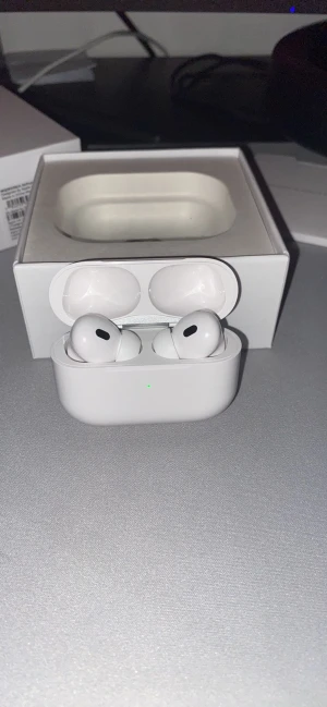 AirPods PRO 2 - Hej! Nu säljer jag mina AirPods PRO 2 då jag ej använder dom mera. Dom är i rätt så bra skick, har använts bara några gånger.