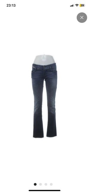 Perfekta bootcut jeans - Intressekoll på dessa perfekta bootcut jeans från diesel för vill se hur mycket jag ka få för dom, såå fin färg och passform och perfekt lågmidjade.💞