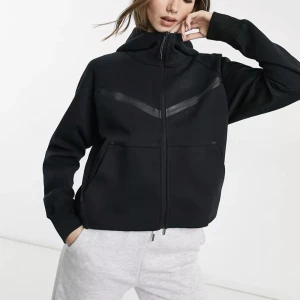 Nike tech dam  - Säljer min Nike tech kofta, köpt på asos i storlek xs dam. Den har lite tecken på användning (se bild) men det är inget man tänker på.  