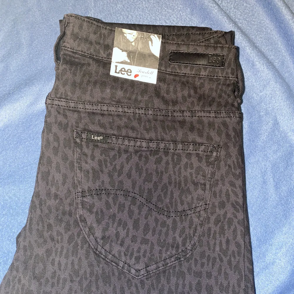 Helt ny Lee Scarlett jeans med prislappen kvar. Färgen är svart leopard. Finns flera storlekar: 1 st i storlek W27/L33. 1 st i storlek W29/33. 1 st i storlek W30/L33.. Jeans & Byxor.