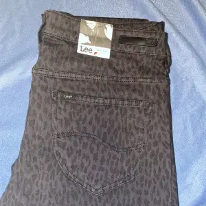 Helt ny Lee Scarlett jeans med prislappen kvar. Färgen är svart leopard. Finns flera storlekar: 1 st i storlek W27/L33. 1 st i storlek W29/33. 1 st i storlek W30/L33.