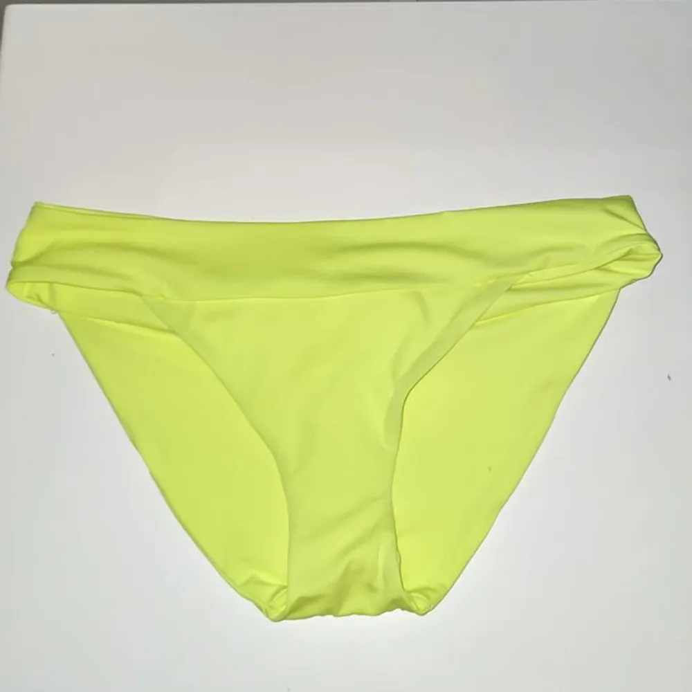 Säljer denna oanvända bikini underdel då jag inte har nån nytta av den längre. Prislapp sitter kvar så den är helt ny. Färgen är neongul 💕. Shorts.