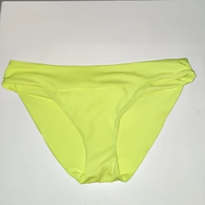 Bikini underdel  - Säljer denna oanvända bikini underdel då jag inte har nån nytta av den längre. Prislapp sitter kvar så den är helt ny. Färgen är neongul 💕