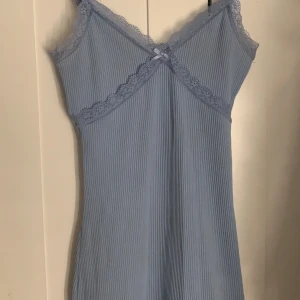 Klänning  - Blå ribbad klänning med spets, H&m, stl xs fint skick 