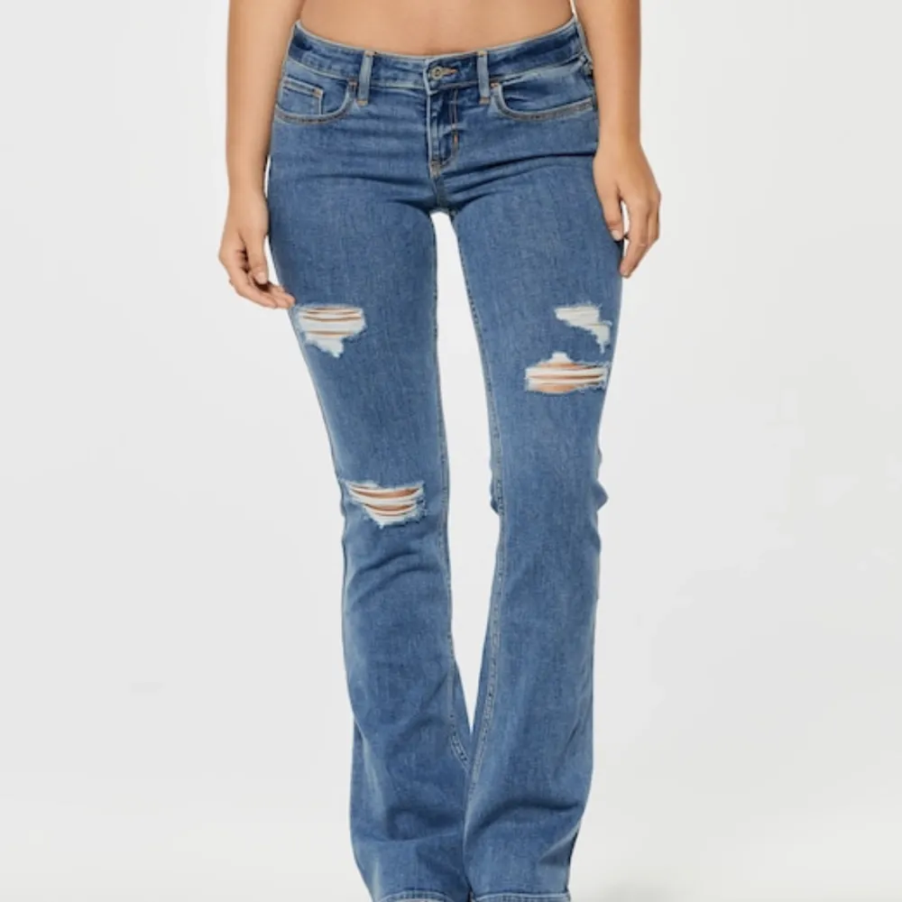 Säljer mina helt oanvända jeans då dom inte passade från Hollister , slutsålda på nätet💕. Jeans & Byxor.