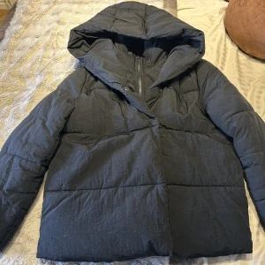 Svart jacka - Säljer den här sköna jackan för det inte kommer till användning💗som ny! Ny pris 800kr