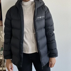 Sail racing jacka  - En jätte fin vinterjacka som är köpt förra hösten och bara använd 1 vinter. I bra skick men en liten defekt som knappt syns på den högra axeln😊