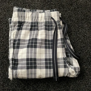 Pyjamasbyxor - Pyjamasbyxor från Kappahl, strl S. Använda men fint skick. 50 kr + frakt🫶🏼
