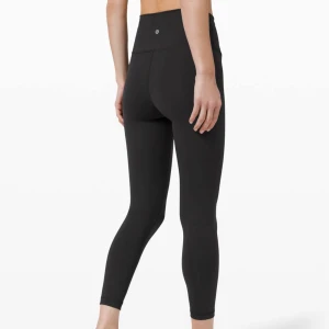 Lululemon tights - Säljer mina all time favorites Lululemon Wunder Train 25” svarta i strl 2 (xs) pga för små🫶Nypris 1080sek