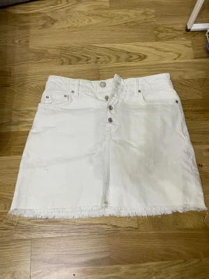 Vit denim kjol - Säljer denna snygga kjolen! Aldrig använt. 