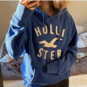 Blå Hollister hoodie - Så mysig hoodie ifrån Hollister, sparsamt använd!