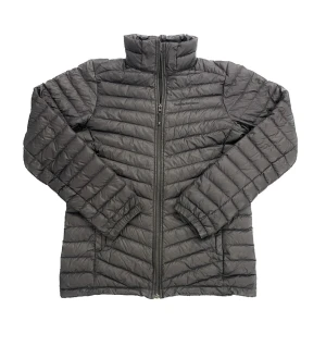 Dunjacka- Peak Preformence - Hej! Passa på att köpa denna snygga vår/höstjackan från Peak preformence i storlek 170😍Verkligen kvalitetsmaterial, bekväm passform och vattenavvisande! Jackan har knappt använts och tvättas innan den skickas💞Skriv i chatten för bilder/frågor