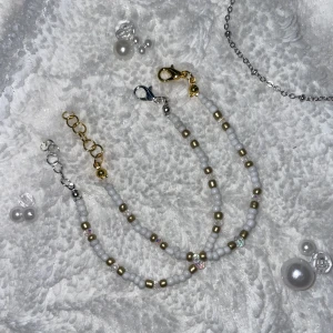 Handgjort pärlarmband ❤️‍🔥 - Detta jättefina handgjorda pärlarmbandet säljer jag för 20 kr! Det är gjort i elastisk tråd, det går även att ändra storleken med spännet för att det ska passa alla. Det finns i både silver- och guldspänne ❤️‍🔥🙌🏼